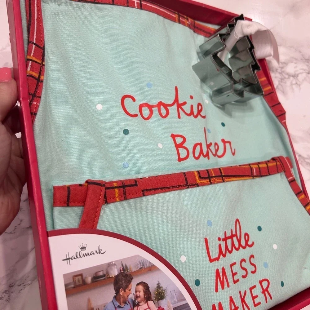 Hallmark Family Baking Bundle Cookie Baker Little Mess Maker Aprons & Cutters